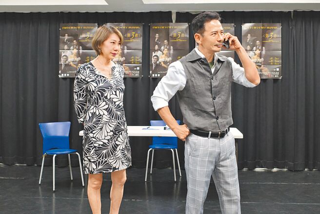 郎祖筠（左）在劇中抓到王耿豪與小三通電話。（春河劇團提供）