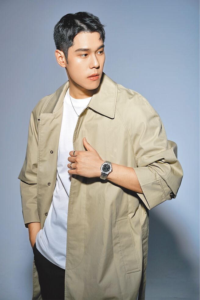周予天在《破浪男女》飾演ABC富二代，佩戴蕭邦Ice Cube系列珠寶與Alpine Eagle腕表瀟灑入鏡，散發貴公子的優雅品味。（攝影／JOJ PHOTO‧圖片企畫／中時時尚‧服裝提供／Burberry）