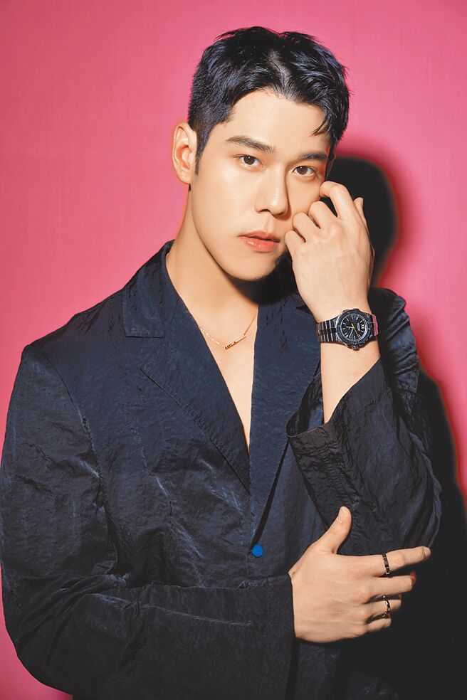 周予天影歌雙棲忙翻，佩戴蕭邦Alpine Eagle超精準高振頻Cadence 8HF腕表，名表入手，感慨時間管理的重要性。（攝影／JOJ PHOTO‧圖片企畫／中時時尚‧服裝提供／Burberry）