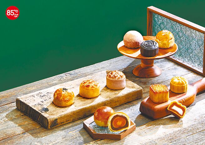 85度C祭出9月17日前門市預購指定月餅禮盒享85折。（85度C提供）