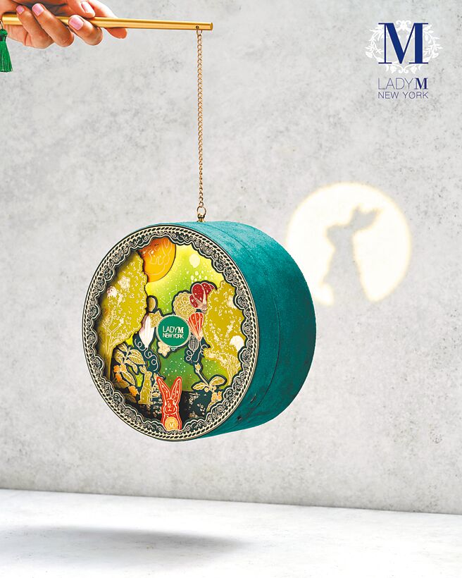 LADY M「月光森林中秋禮盒」盒身藏開關，可照出玉兔身影。（LADY M提供）