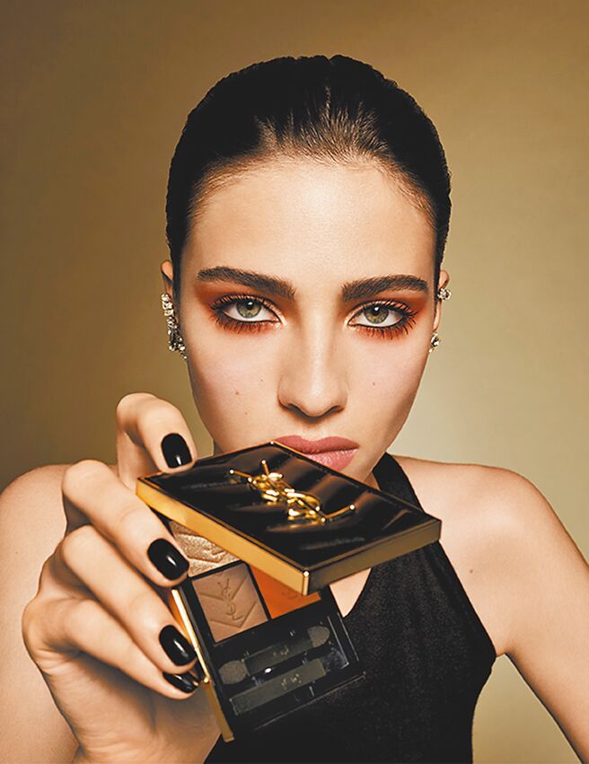 YSL时尚全新四色眼影盘，售价3100元。（YSL提供）