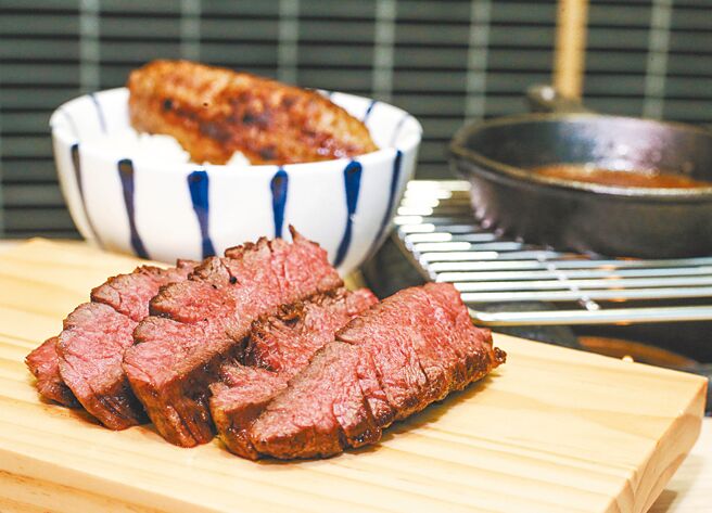 日式炭烤汉堡品牌汉堡排「嘉」大巨蛋店开幕，并发表全新「炭火牛横膈膜排定食」。（粘耿豪摄）