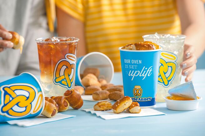 宏匯廣場即日起至8月15日，Auntie Anne’s全品項買3送1。（宏匯廣場提供）