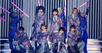 日本直擊／浪花男子3萬顆水晶上身喊肩膀痛　私下訪台見1物超開心