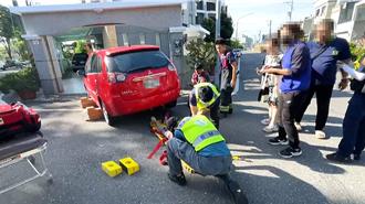 疑視線死角！台東媳婦倒車出庫    婆婆「出門拜拜」遭撞倒送醫