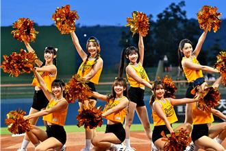 台東棒球熱潮！饒慶鈴開球邀鄉親力挺國球