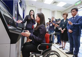 永豐打造金融友善分行 金管會主委彭金隆親臨按讚