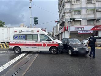 高雄救護車鳴笛過紅燈遭撞　肇事駕駛：雨下太大沒聽到