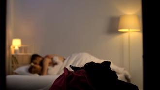 台男澳洲打工直击「沙发激战实况」！劈腿女淡定回应：很正常