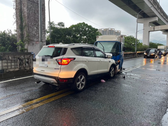 環堤大道南港匝道兩車對撞　駕駛一度受困釀3人傷
