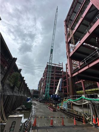 萬華魚果市場改建工程發生雷擊事故　3人送醫遭勒令停工