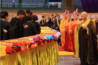 桃園靈鷲山水陸法會送聖圓滿 陳菊、朱立倫到場獻花祈福