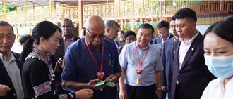 斐濟總理訪雲南脫貧縣狂做筆記 驚嘆改變巨大