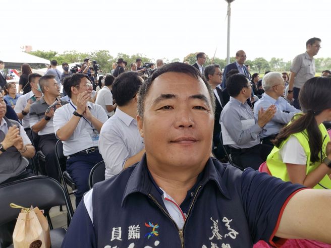 江志明与施暴的身障老伯一行人前往嘉义大林站堵女站务员，引发公愤。(图／江志明脸书)