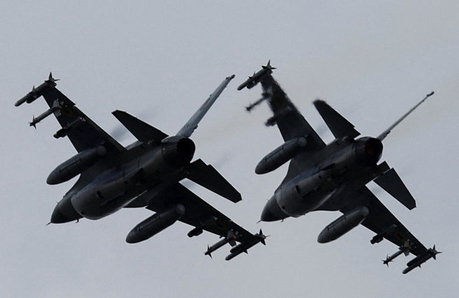 两架乌克兰F-16战机的资料照。（路透）