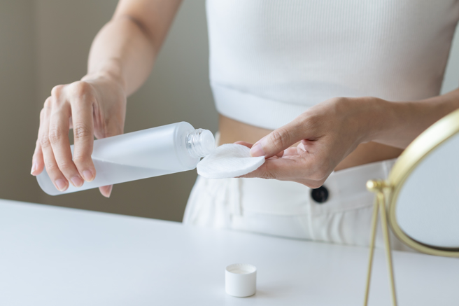 使用卸妆纸巾卸妆，过程中会摩擦与拉扯肌肤，长久下来反而容易产生细纹。（示意图，Shutterstock／达志）