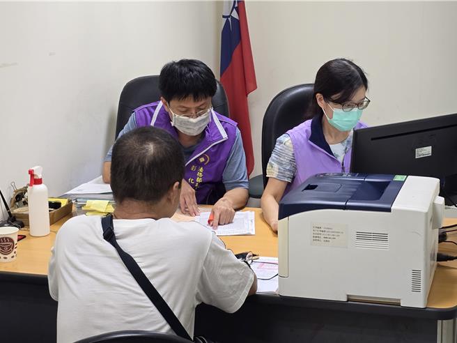 法务部执行署彰化分署拘提罗男到案，实施询问。（彰化分署提供／孙英哲彰化传真）