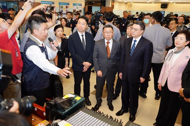 监院认政院打诈成效待改进。图为调查局日前举办「侦办重大电信诈欺案件暨台美合作破获跨境机房成果记者会」，行政院长卓荣泰（前排右二）到场。（调查局提供）