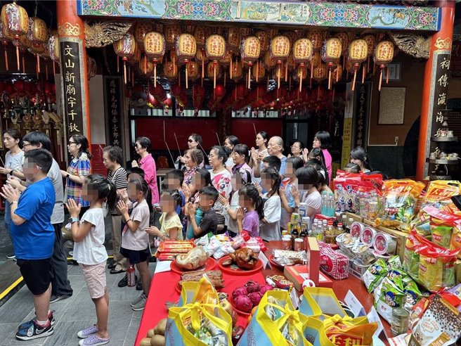 根据传统习俗，中元普渡的供品需在太阳下山前儘快取回，许多参与联合普渡的信徒会将供品交由庙方统一处理。此次木栅集应庙与Foodpanda合作，透过线上填表与物流直送，快速便利地将供品送达需要的家庭。（木栅集应庙提供／刘彦宜台北报导）