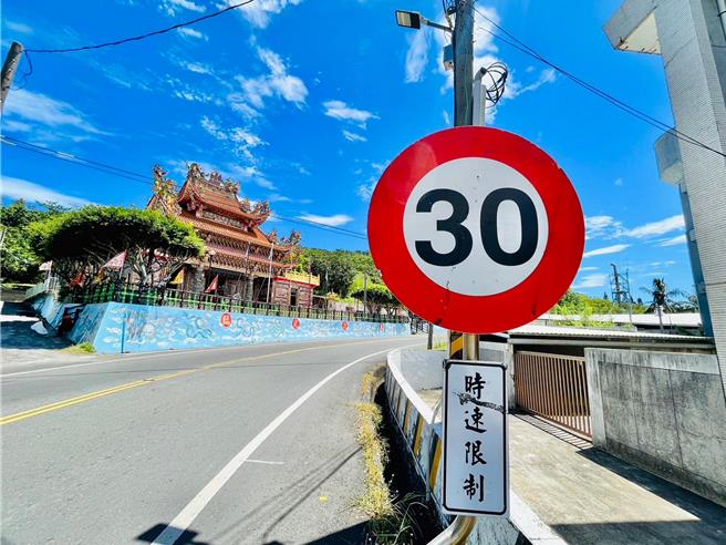 小琉球环岛公路有限速，提醒大家小心慢行，保护野生动物与行车安全。（陆蟹志工提供／罗琦文屏东传真）