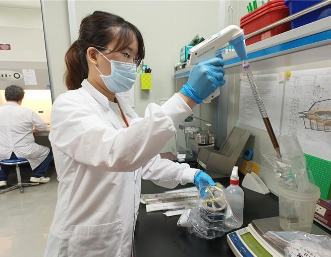 花莲县卫生局保障民眾夏季饮食安全，稽查连锁饮料店、便利商店、速食店、冰品店等共18家饮品贩售业者，并抽验44件饮冰品及配料，检验沙门氏杆菌、肠杆菌科等微生物、咖啡因、总糖量及总热量等共95项次。（花莲县卫生局提供／王志伟花莲传真）