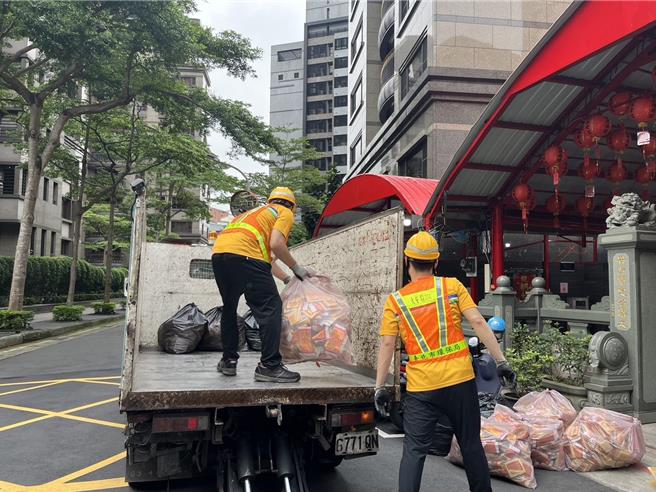 台北市环保局14日推动纸钱集中烧收运服务，并鼓励市民透过「以功代金」、「以米代金」等方式替代焚烧纸钱。（台北市环保局提供）