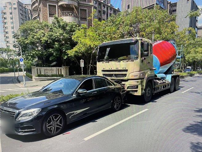 北市堤顶大道发生水泥预拌车追撞前方两辆汽车的交通事故。（翻摄照片／林郁平台北传真））