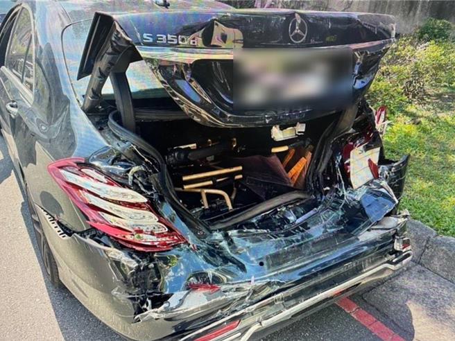 被追撞的宾士轿车，车尾几乎全毁。（翻摄照片／林郁平台北传真））