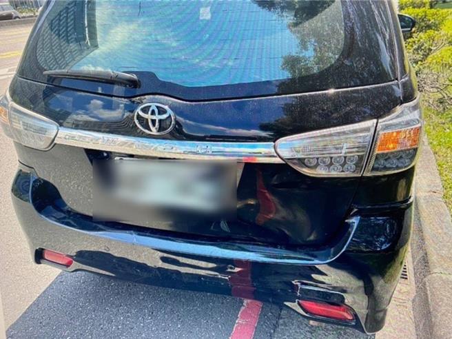 水泥预拌车撞上宾士后，宾士再撞上前方一辆休旅车。（翻摄照片／林郁平台北传真））