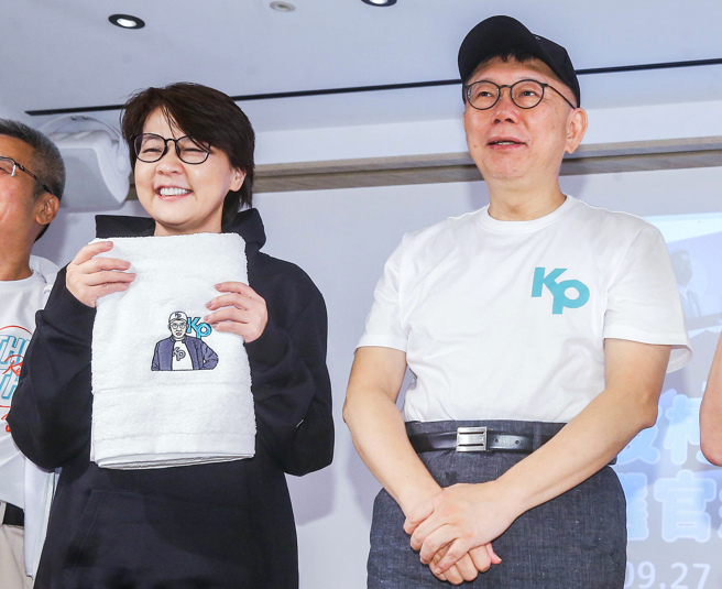 圖為民眾黨立委黃珊珊（左）、民眾黨主席柯文哲（右）。（資料照，粘耿豪攝）