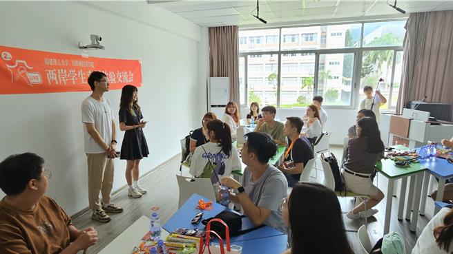 35名台湾大学生近日参加福州海青节活动，14日到访福建理工大学进行直播电商的体验交流。（吴泓勋摄）