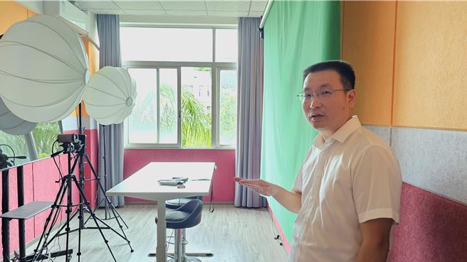 大陆电商直播兴起下，当地大学也提升学生相关技能专业，打造8间上百万人民币的直播电商教室。（吴泓勋摄）