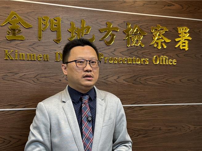 金门地检署主任检察官施家荣表示，该署侦办前金门县议员陈沧江与其子及金姓姻亲等人涉嫌贪污助理费案今日侦查终结，认被告陈沧江有罪，依法提起公诉。(于家麒摄)