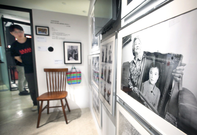 妇女救援基金会14日举行「揭示歷史，捍卫正义：2000年东京大审后的实践对战争性暴力受害者的影响－814国际慰安妇悼念纪者会」，呼吁政府及民间关注慰安妇及性暴力的议题，并展出台籍慰安妇的相关文物。（范扬光摄）