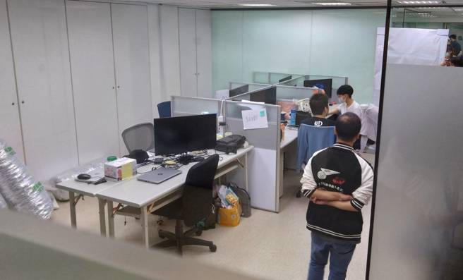 民眾黨主席柯文哲身陷政治獻金不實申報風暴，台北地檢署14日前往木可等公司進行搜索。（王英豪攝）