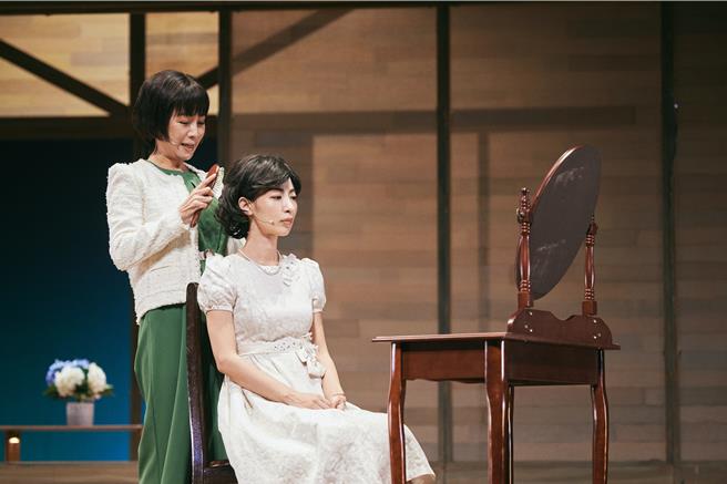 方文琳在《时光の手箱：我的阿爸和卡桑》一人分饰两角，其中一角色是大久保麻梨子的闺蜜。（财团法人影想文化艺术基金会提供）