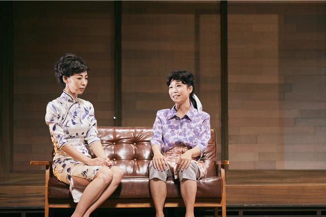 榆丹（右）饰演的佣人成为大久保麻梨子的比苦对照组。（财团法人影想文化艺术基金会提供）