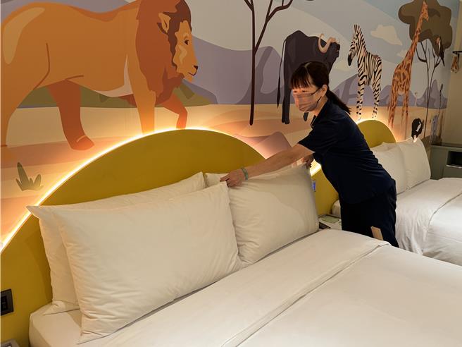 50岁李姓妇人离开职场18年，透过参加劳动力发展署云嘉南分署委外办理的「饭店旅馆房务训练班」，顺利重返职场。（劳动力发展署云嘉南分署提供／宝智华台南传真）