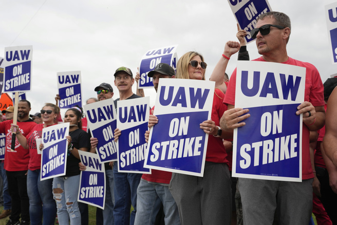 美汽車工會控川普、馬斯克威脅勞工。（美聯社）