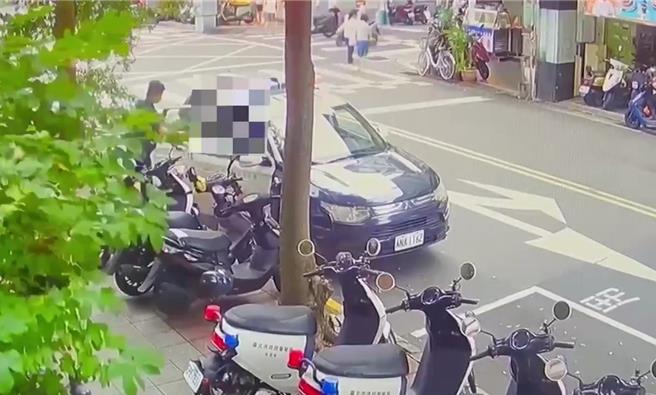 警方將兩兄弟帶回派出所，依社維法送辦。（翻攝照片／林郁平台北傳真））