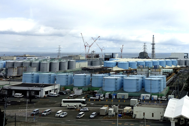 福岛第一核电厂2号机组冷却水泄漏，25公吨辐射冷却水淹进核电厂建物的地下室。画面为福岛核电厂核处理水储存槽。（美联社）