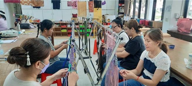 花莲县原住民族部落大学今年首度开办「绳编课程」，吸引许多部落妇女参加，除能学习新的技艺，也在过程中疗癒身心。（花莲县政府提供／罗亦晽花莲传真）