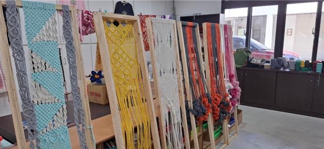 花莲县原住民族部落大学今年首度开办「绳编课程」，吸引许多部落妇女参加，除能学习新的技艺，也在过程中疗癒身心。（花莲县政府提供／罗亦晽花莲传真）