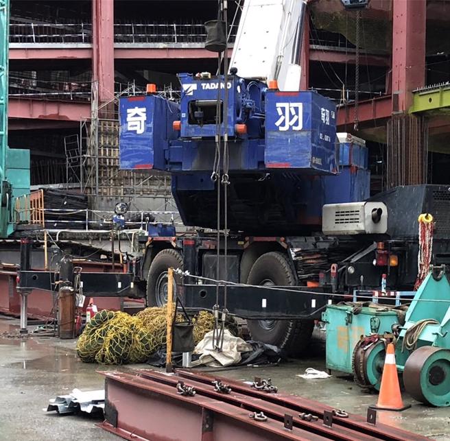 工人遭電擊送醫。（翻攝畫面）