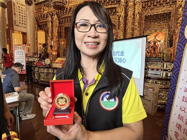 屏东县政府今年推「以金代金」纸钱减量政策，以开运金币替代纸钱燃烧，目前已有17家庙宇响应，预计发放5000份开运金币，预估纸钱减量21公吨。（谢佳潾摄）