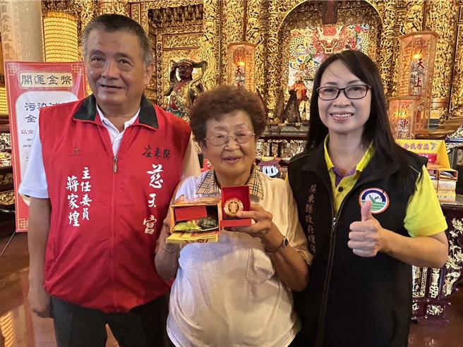 屏东县政府今年推「以金代金」纸钱减量政策，以开运金币替代纸钱燃烧，目前已有17家庙宇响应，预计发放5000份开运金币，预估纸钱减量21公吨。（谢佳潾摄）