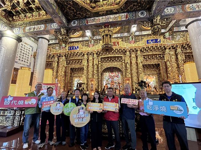 屏东县政府今年推「以金代金」纸钱减量政策，以开运金币替代纸钱燃烧，目前已有17家庙宇响应，预计发放5000份开运金币，预估纸钱减量21公吨。（谢佳潾摄）