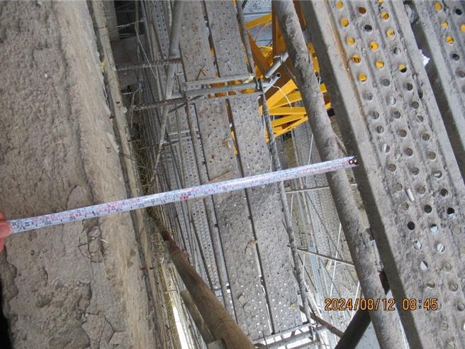 施工架内侧拉杆与结构体间超过30公分缝隙。（翻摄照片／洪靖宜高雄传真）