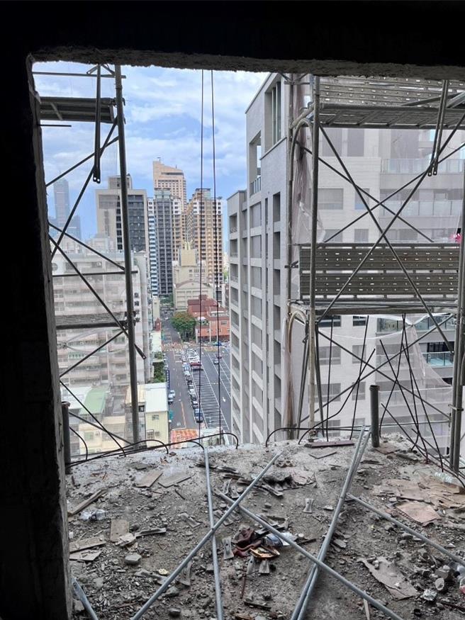 工地因吊料需求而拆除施工架交叉拉杆及下拉杆造成开口无护栏。（翻摄照片／洪靖宜高雄传真）